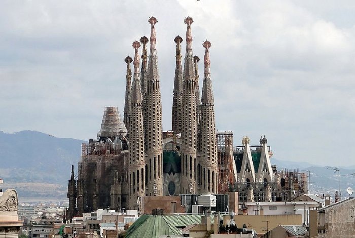 Искупительный храм Святого Семейства в Барселоне, Испания, 2026 год.